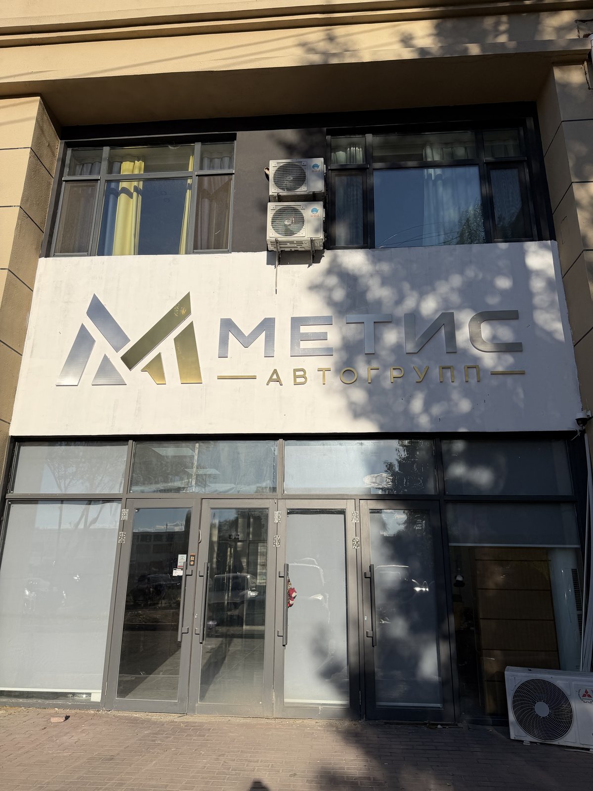 Вход в офис Метис Автогрупп в Харбине